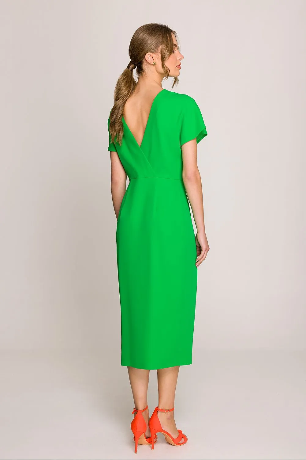 Elegant short sleeves fitted cut dress