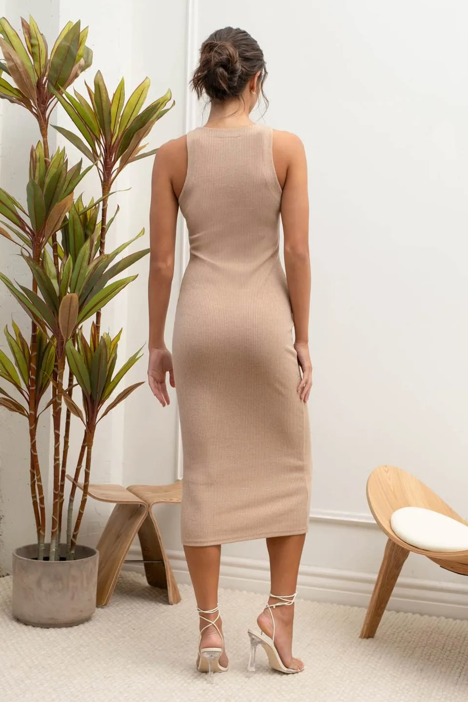 ROUND NECK SLEEVELESS BODYCON MIDI DRESS